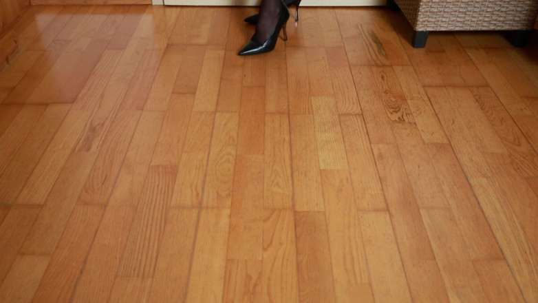 KimisWorld: Tocuri înalte pe podea din lemn - Sharp Heel Clicks &amp; Slow Walking...