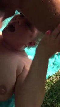 Outdoor-abspritzen für sexy milf