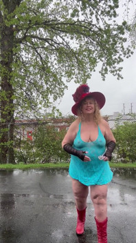 Attraper des gouttes de pluie sur mes seins