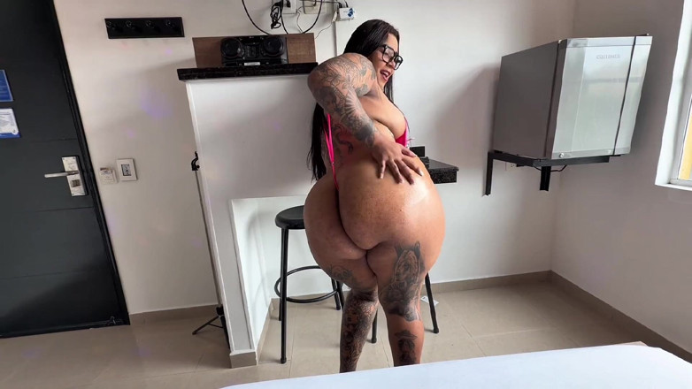 AlejandraGarciax: Seorang wanita Kolombia yang bertetek besar menggoda saya dan saya...