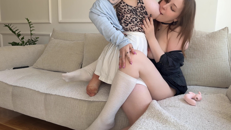 Toma Mur: Stepmom Teaches Friend's Stepdaughter How to Cum Using Her Dildo!
