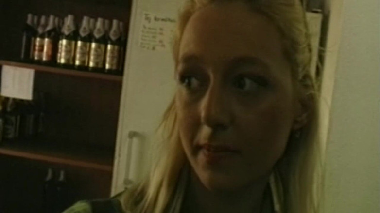 VHS-Vixxxen: La chica tímida lo toma con cuidado en su boca