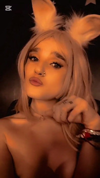 Bunnygirl vestindo nada além de calcinha clara enquanto se toca