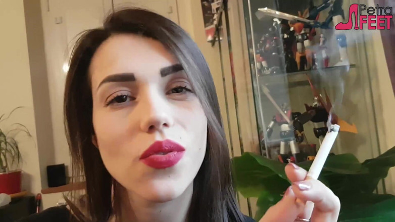 Smokin Fetish: Курение с красивой девушкой крупным планом