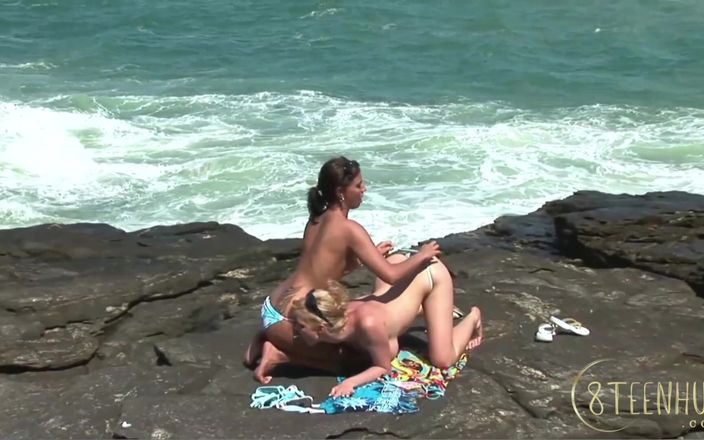 8TeenHub: Due lesbiche si sditalinano a vicenda sulla spiaggia