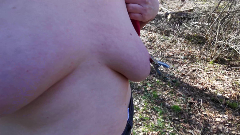 Bouncy Tits Action: Tát vào vú và kẹp núm vú của cô ấy