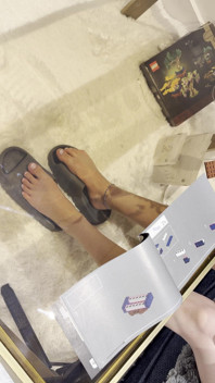 Mis pies muestran mientras hago lego