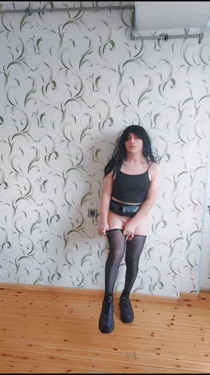 Kitty_Cross: Công chúa gothic xinh đẹp femboy trong váy da và quần...