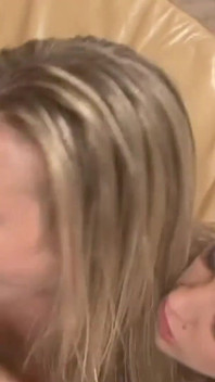 Un mari cocu faible regarde sa femme blonde être utilisée pour se caresser les seins.