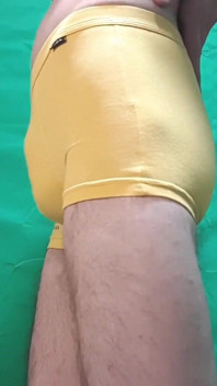 Gele jongenshorts passen