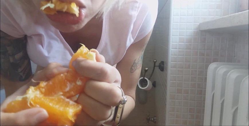 savannahamatoriale: Un hermoso pis en Orange Debo estar loco o pervertido