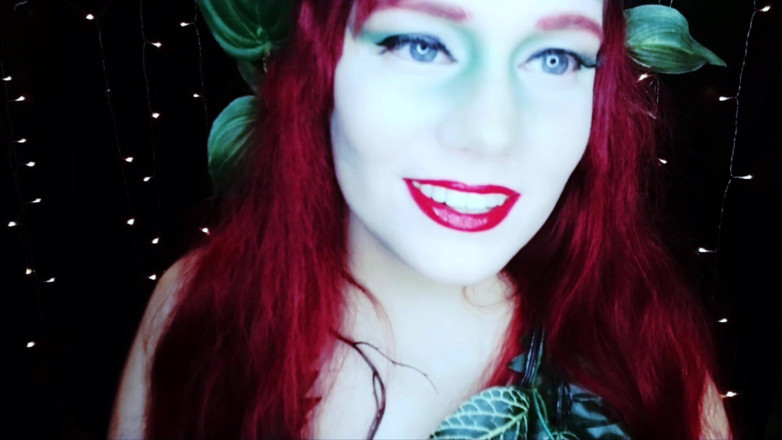 Scarlet Vixen: Poison Ivy - baisers amoureux