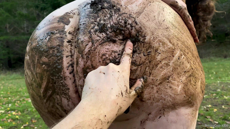 Brooke Casey: Extreem modderspel en lesbisch scharen met Delilah Brooke
