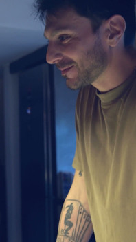 Sie Gab Mir Einen Blowjob Unter Dem Tisch, Und Ich Füllte Ihren Mund Mit Sperma.