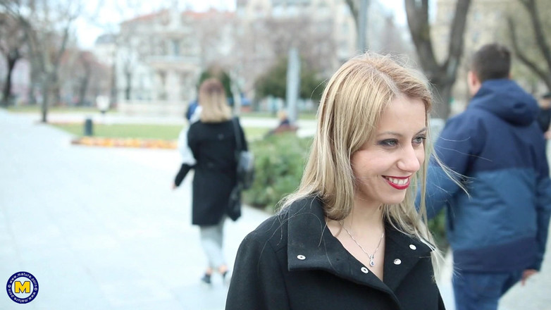 Mature NL: Горячей маме трахает ее небритую киску большой жесткий член