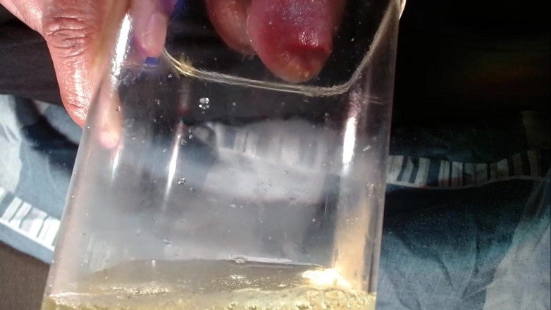 Tommhot: Sperma e urine in un contenitore