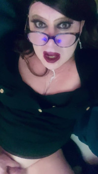 Krissy Sweets onun yarağını okşuyor