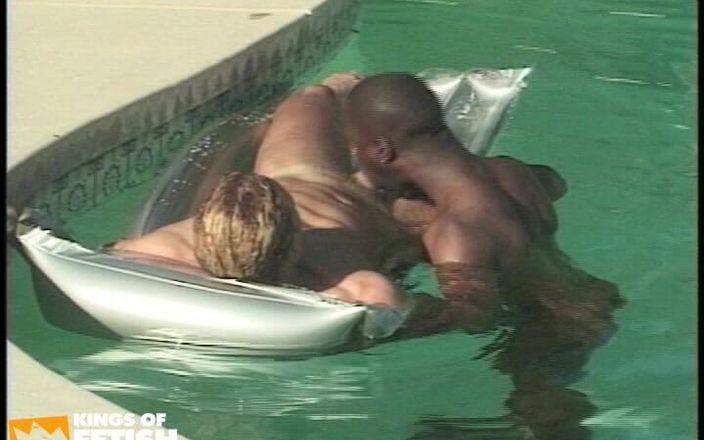 Gay Diaries: Un băiat negru este futut în cur de un bărbat alb...