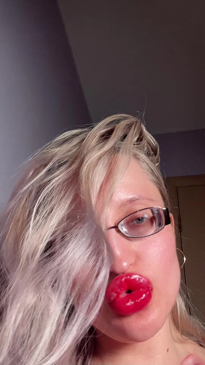 FinDom Goaldigger: 丰满的眼睛巨乳假阳具口交lipgloss joi
