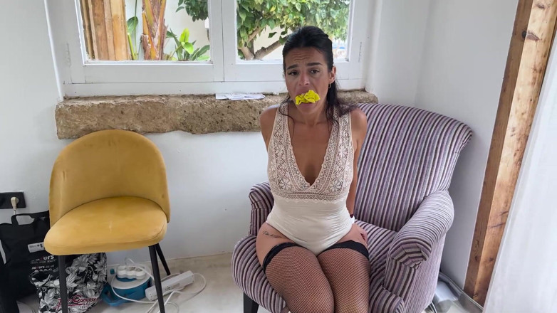 Latina Fetish: Auto-liaison au bureau : une secrétaire latina se tape son patron,...
