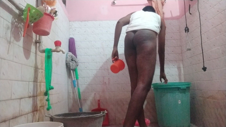Tamil 10 inches BBC: Desi in bagno