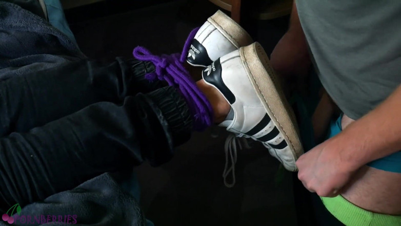 Ethan Alex: Esclavo twink se folla los pies y pierde sus zapatillas