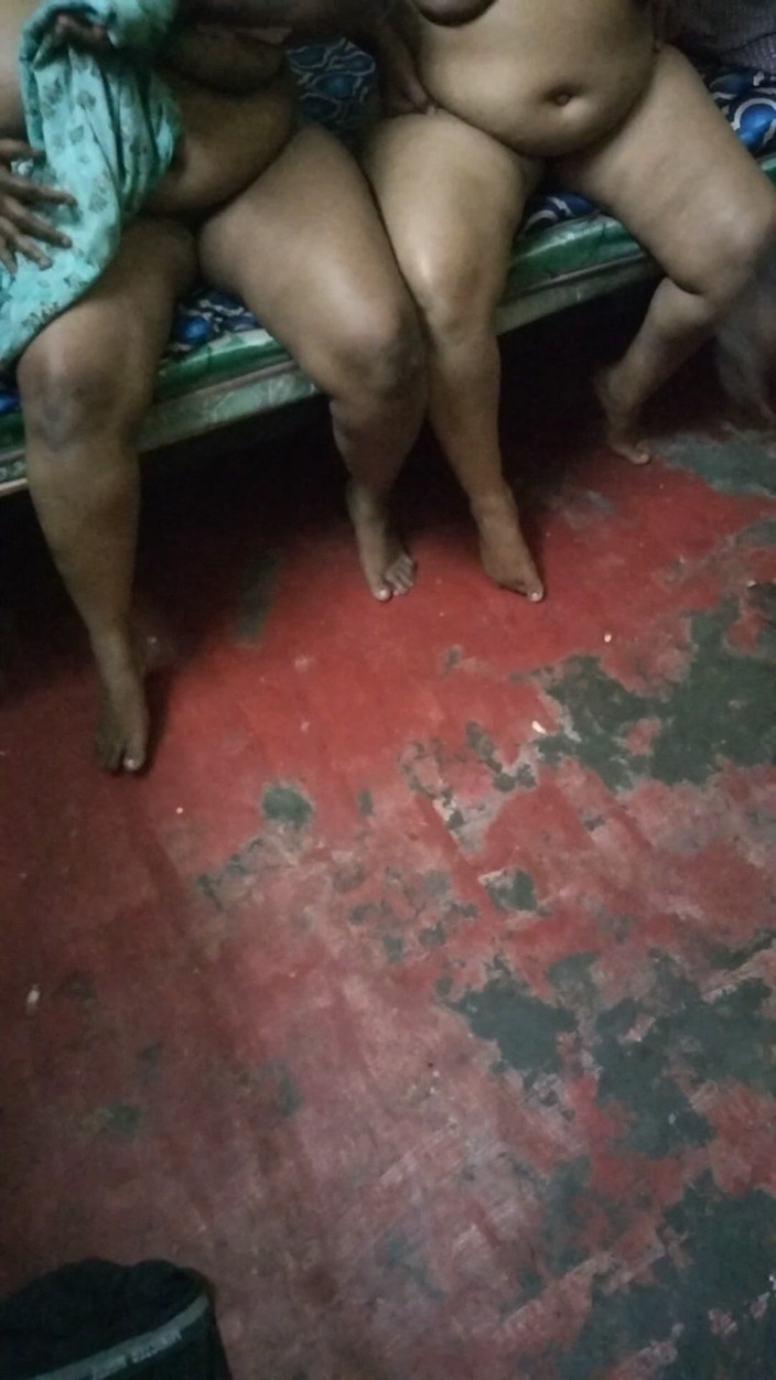 Tamil lesbian: Sex în trei cu tamilă perversă în grup