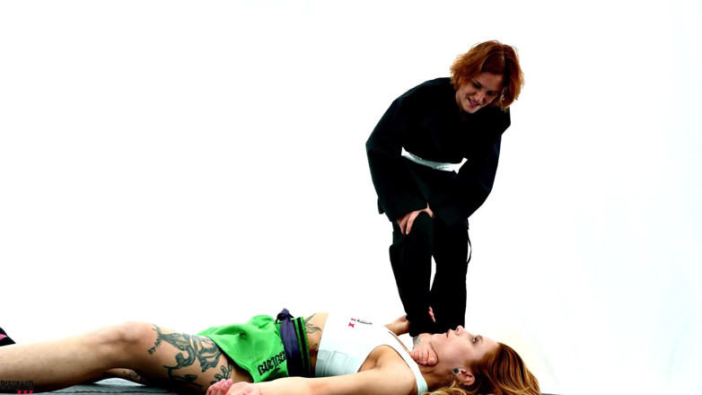 Defeated Sex Fight: Stella vs Meryl - in hardcore gevecht met voetfetisj