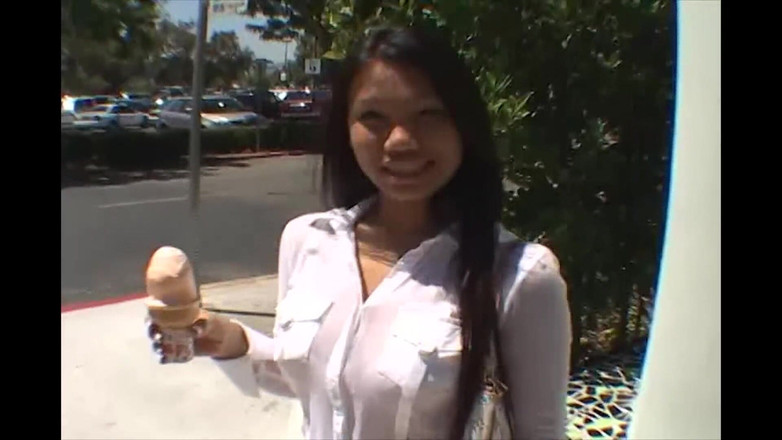 Erotic Planet Studio: Sexy asijská teenagerka masturbuje a dildouje její zadek