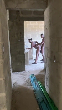 Tamamlanmamış bina bile gittiğim her yerde beni sikiyor
