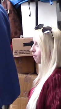 Bratty Blonde ošukaná za krádež