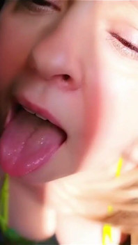 Cuplikan video bonus BTS dari blowjob mobil lot lizardku & telan sperma 