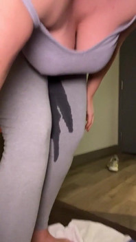 Une MILF surprise en train de pisser dans un pantalon de yoga léger