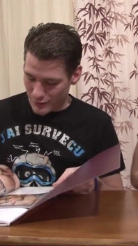 Seksowna dziewczyna dostaje ciasnego dupka wbitego w biurko przez kolegę z klasy