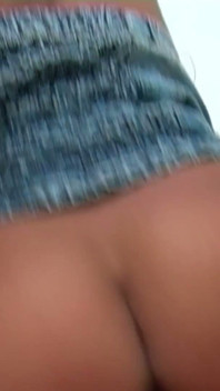 Gagica porno asiatică minionă sexy Lyka Lopez se fute în cizmele ei înalte pe coapse și are parte de o încărcătură mare de spermă împușcată peste pizda ei umedă