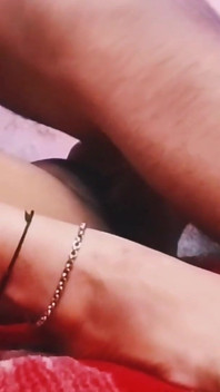 Cậu bé Ấn Độ nhét con cặc của mình vào sâu bên trong cổ họng bhabhi của anh ấy