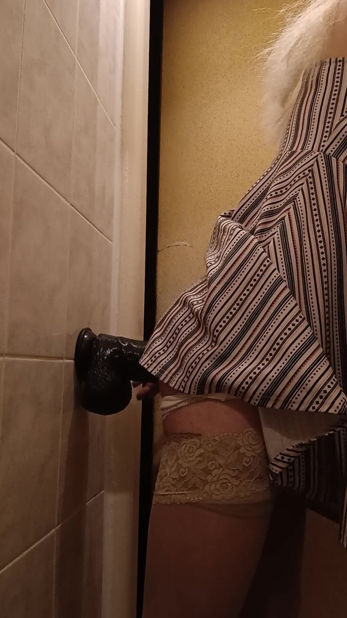 Lola Saddnes: Una troia obbediente cavalca un dildo montato a parete in...