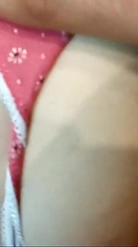 Folla rápido a mi esposa mientras ella se toca el culo con uñas
