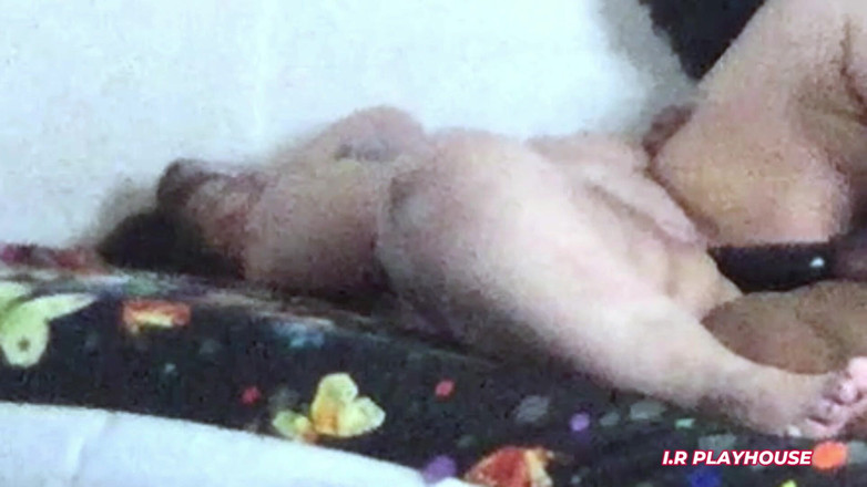 Zina Gabon: Une femme surprise en train de baiser sur un lit...