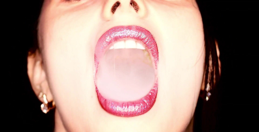 Goddess Misha Goldy: 時々、あなたはただ大きくてセクシーなリップスモーキングでホットなブルネットを見たいだけです。今日、あなたはそれを手に入れます。