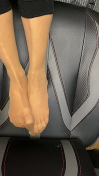 Sexy pieds minuscules en bas avec de longs orteils