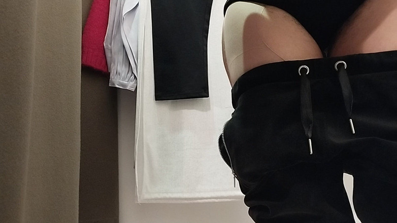 Amateur_MS: Sexy brunetka zkouší oblečení v šatně. Dívám se na chlupatou, chlupatou...