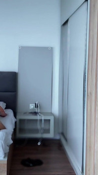 Sevimli adam üvey erkek kardeşine mastürbasyon yapıyor ve sonra onu sikiyor