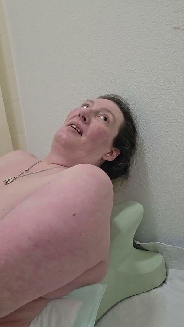 CrippleFreak4U: Cripplefreak4u - cara de cerca mientras usa una máquina de follar...