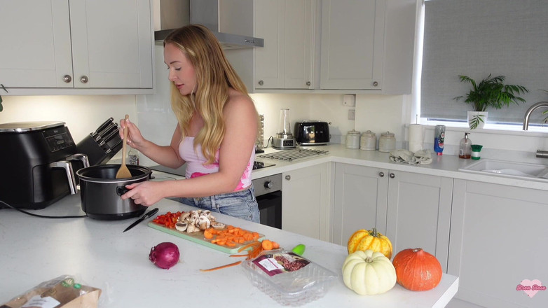 Brea Rose: Cucinare con la matrigna video gratuito