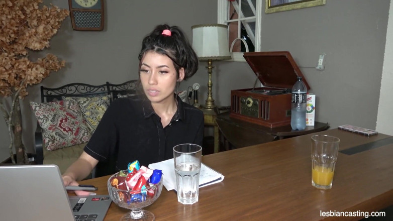 LesbianCasting: Deneyimli Japon ajan ve ateşli sarışın lezbiyen