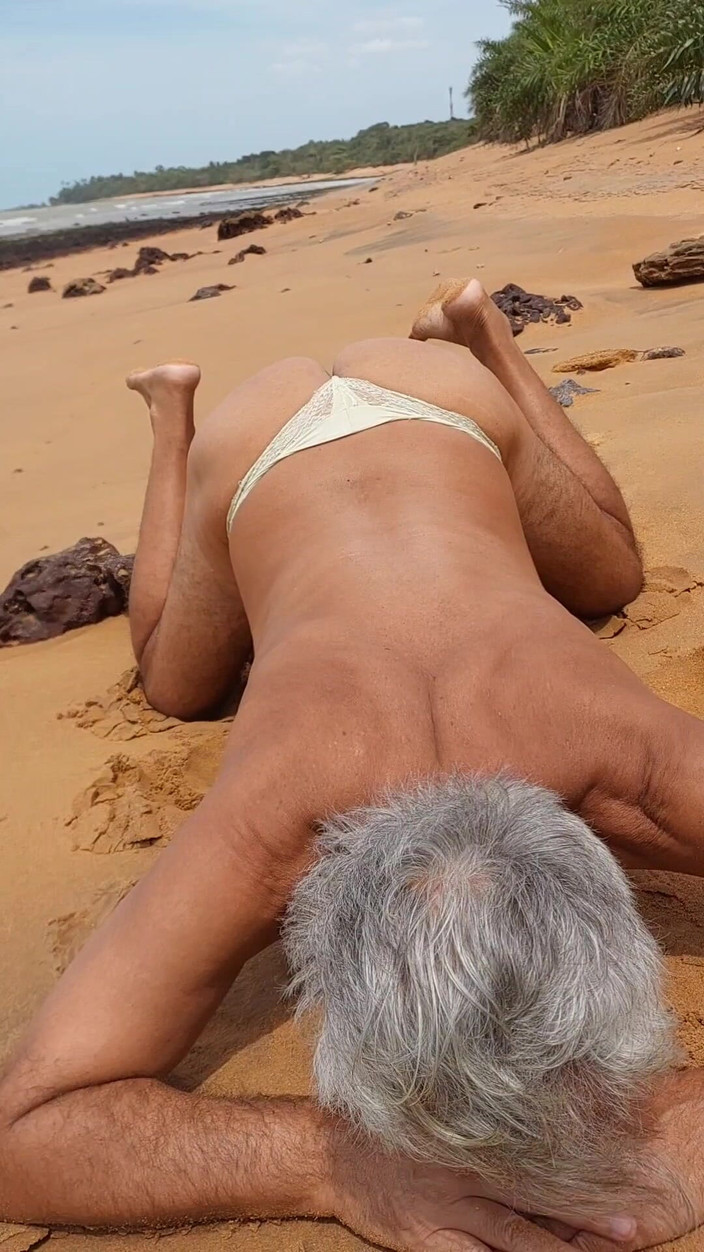 Ladysilvas: Dekat pantai dalam seluar dalam – pantat seksi dan panas