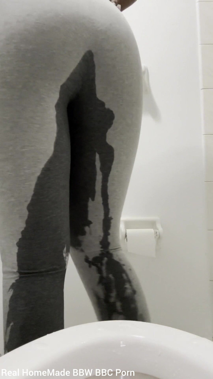 Super sexy ebony cuties: Piscio io stesso indossando leggings grigi