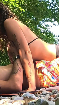 Un Italien Plantineux Fait Une Branlette Et Un Seins Avant De Sucer Une Bite Au Bord Du Lac Devant Tout Le Monde!