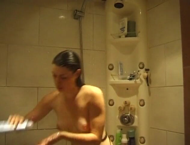 Flash Model Amateurs: Big ass brunette is taking a shower